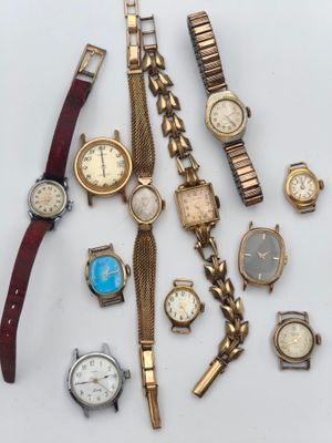 plusieurs modèles différents de montres et de bracelets posés sur un fond blanc
