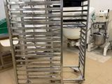 une photo d'une cuisine professionnelle avec une étagère remplie de casseroles