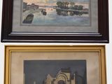deux tableaux encadrés représentant un château et un pont, accrochés au mur