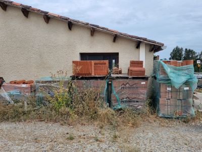 un bâtiment dont l'un des côtés est recouvert d'une multitude de briques