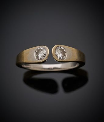 gros plan d'une bague en or et diamants sur une surface noire