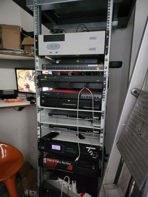 Baie informatique garnie de : - Enregistreur HIVISIO