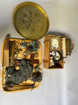 un grand nombre d'objets posés sur une table