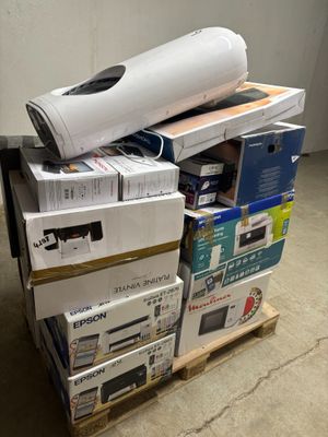 une pile de cartons et un rouleau de papier posés sur une palette