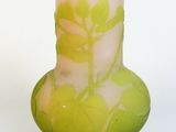 un vase en verre orné d'un motif vert et blanc