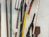 de nombreux outils de jardinage de toutes sortes accrochés au mur
