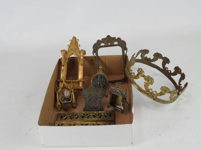 une boîte contenant une couronne et une horloge