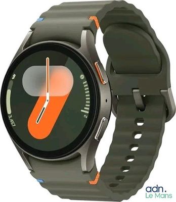 une photo d'une montre connectée avec un cadran orange