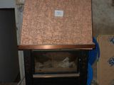 un micro-ondes posé sur une boîte au milieu d'une pièce