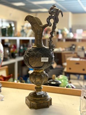 un vase posé sur une table dans un magasin