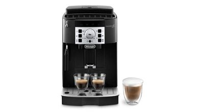 une machine à café avec deux tasses de café à côté