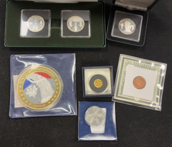 Sept monnaies ou médaille frappe récente : 1/Coffret Club Françai...