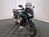 une moto qui est garée dans une pièce dont le sol est en damier