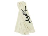 une écharpe blanche arborant le logo YSL