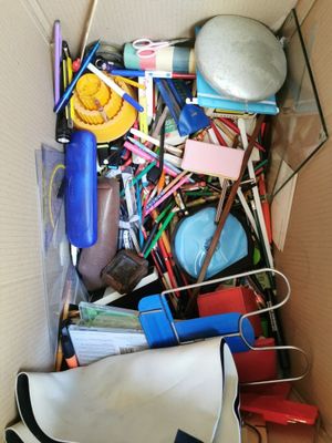 une boîte en carton remplie d'objets hétéroclites