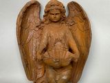 statue d'un ange tenant un bébé dans ses bras