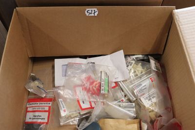 une boîte remplie d'objets assortis qui s'y trouvent