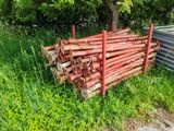 un tas de tuyaux posés dans l'herbe près d'un arbre