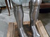 une statue représentant un chevalier vêtu d'une cotte de mailles