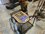 une table basse avec un livre dans un salon