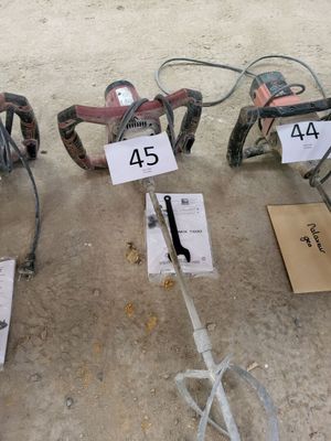 un grand nombre d'outils posés sur le sol