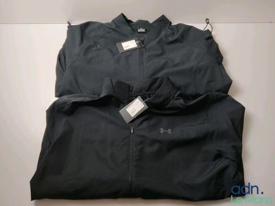 une veste noire avec une étiquette, posée sur une table
