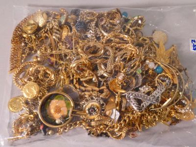 Vrac de bijoux fantaisie en métal doré. - Photo 1