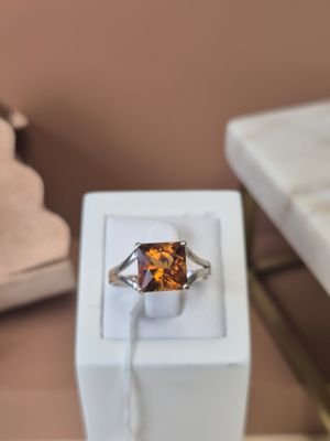 une bague qui se trouve dans une boîte sur une table
