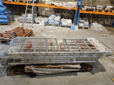un gros tas de bois posé sur une palette dans un entrepôt