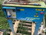 une machine bleue posée sur une palette