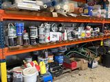 une étagère sur laquelle sont disposés de nombreux types de peinture différents