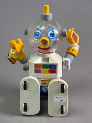 un robot jouet posé sur une table
