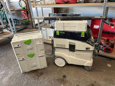une petite machine posée à côté d'une boîte