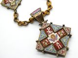 une photo d'un collier sur lequel figure l'image d'une femme
