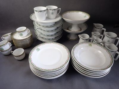 LIMOGES Partie de service en porcelaine