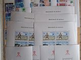 de nombreux timbres sur un panneau représentant un homme