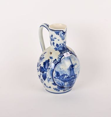 un vase bleu et blanc avec un oiseau dessus