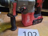 une perceuse posée sur une table à côté d'un panneau