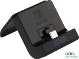 une image d'une station de recharge Nintendo Switch portant le logo Nintendo
