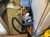 une image représentant une pièce dans laquelle se trouvent de nombreux objets
