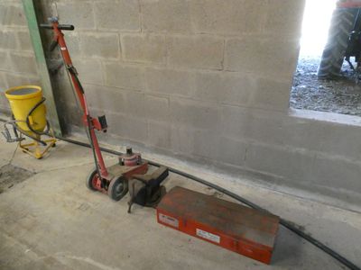 a machine that is sitting on the ground next to a wall