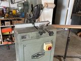une machine posée sur une table dans un garage