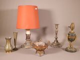 une table sur laquelle se trouvent une lampe, des vases et d'autres objets