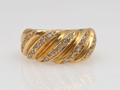 une bague en or sertie de diamants sur un fond blanc