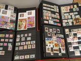 beaucoup de timbres dans un classeur posé par terre