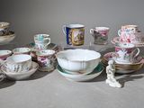plusieurs tasses et soucoupes posées sur une table