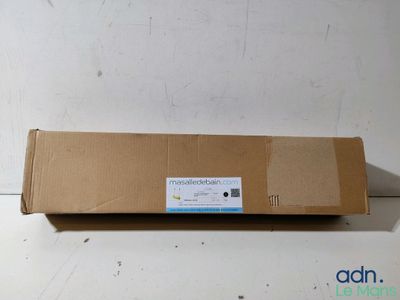 une boîte avec une étiquette posée sur une table