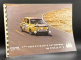 une vieille photo d'une voiture jaune roulant sur une piste