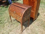 un petit bureau et une petite armoire dans l'herbe