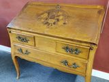 un petit bureau en bois surmonté d'un tiroir